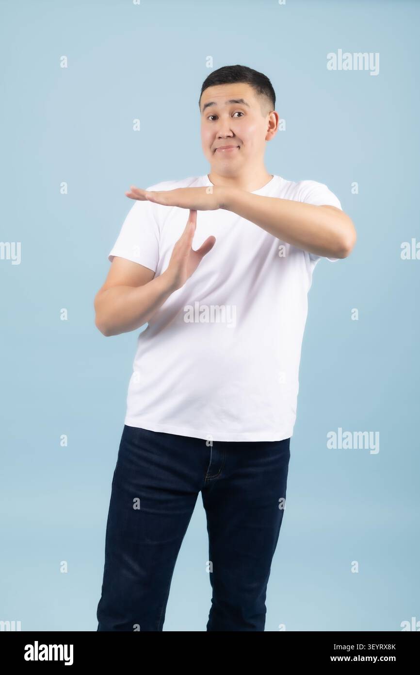 Junger Mann, der mit einem sehr selbstbewussten Ausdruck auf sich zeigt Stockfoto
