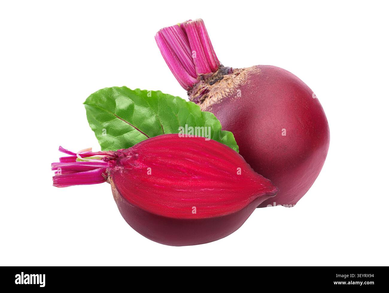 Rote Bete, zur Hälfte isoliert, auf weißem Hintergrund mit voller Schärfentiefe Stockfoto