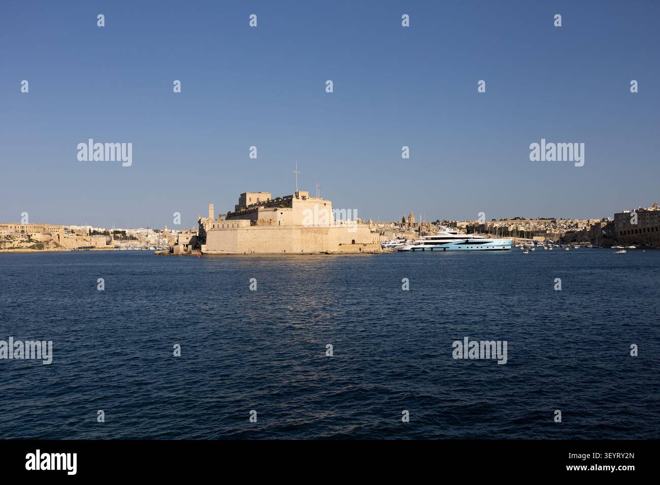 VALLETTA, MALTA-JUNI 2026: Blick auf das historische Fort St Angelo, Grand Harbour Wasser und Luxusyachten. Stockfoto