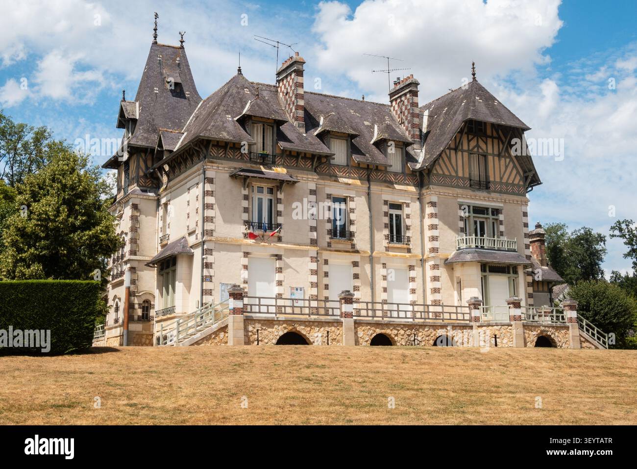 Die Burg Château-Neuf im Dorf Villefranche-Saint-Phal im Département Yonne, Burgund in Frankreich Stockfoto