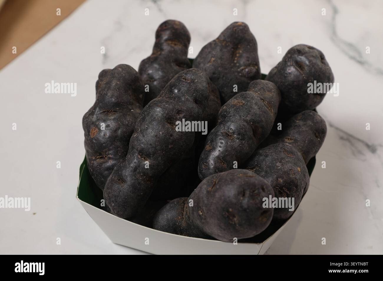 Une variété de pommes de Terre noires anciennes EST présentée. Stockfoto