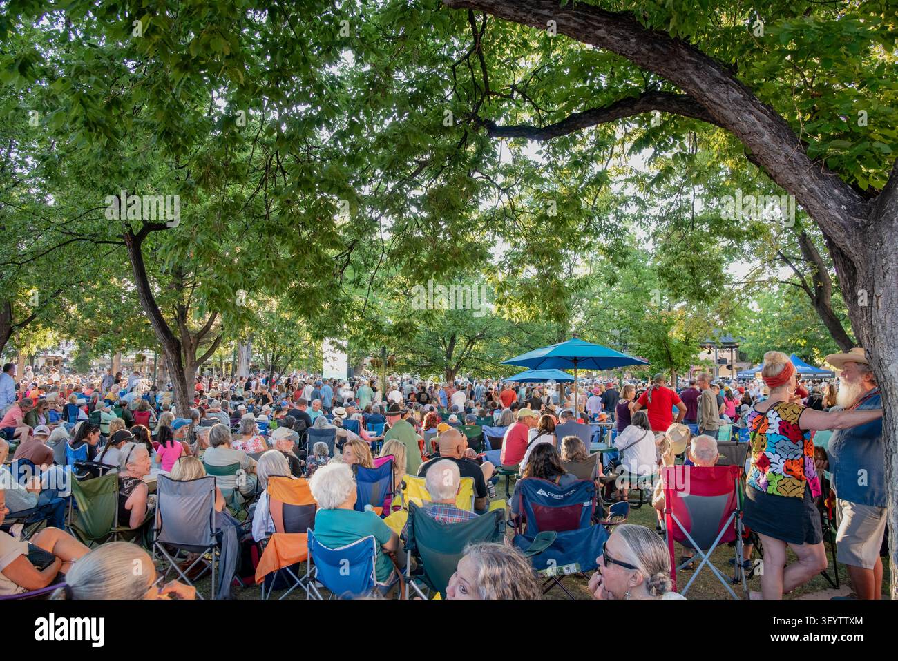 Menschenmenge, die auf Klappstühlen sitzt und steht und auf das kostenlose Konzert auf dem Platz wartet, bei dem Los Lobos den Hauptakt übernehmen, Santa Fe, NM, USA. Stockfoto