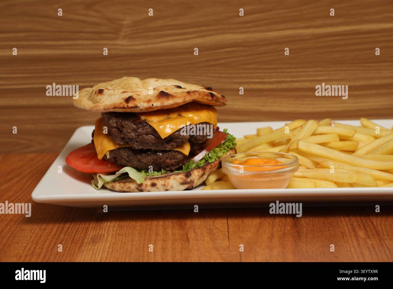 UN Mini Burger avec du fromage et des légumes Stockfoto