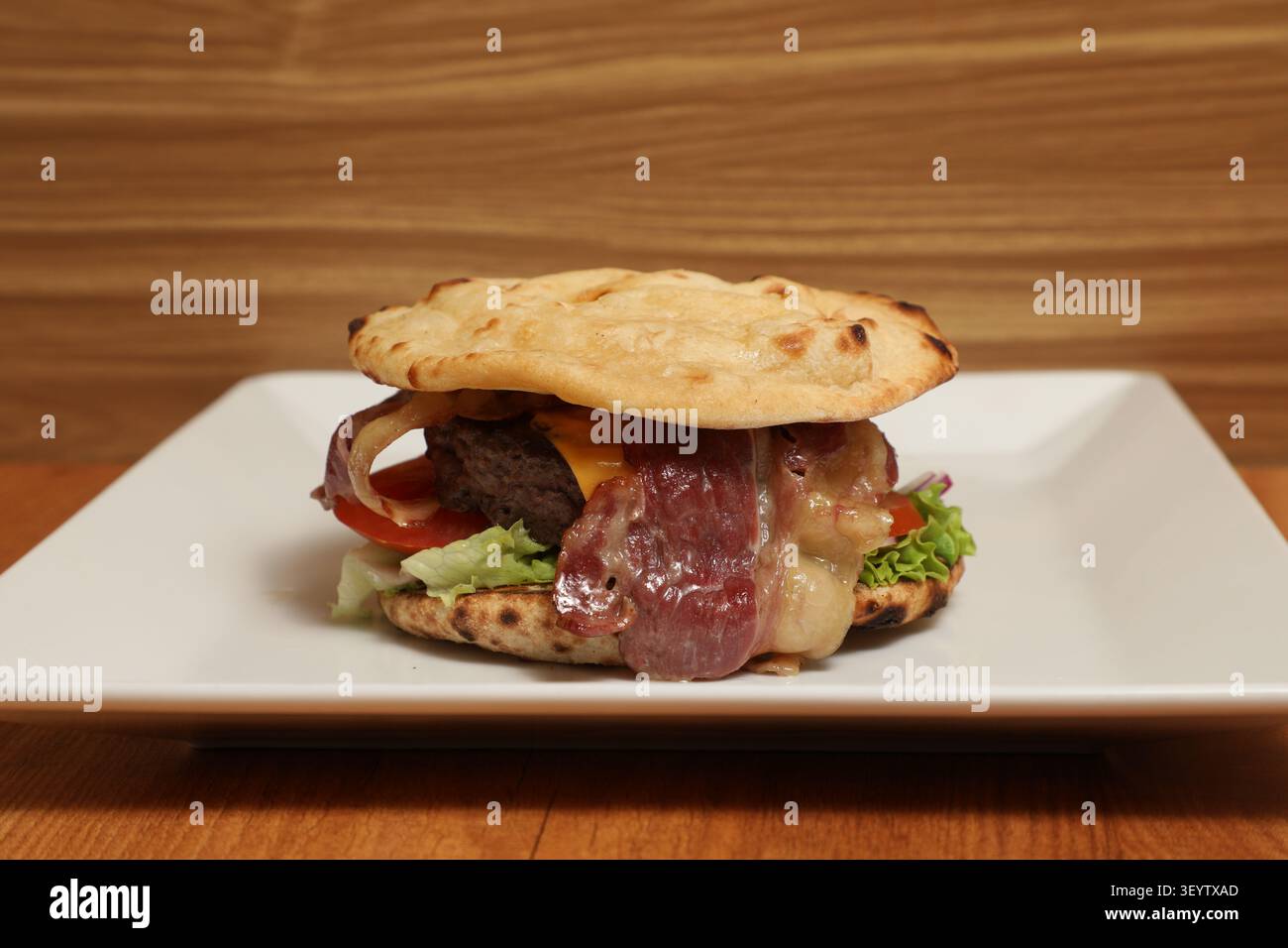 Le Mini Burger EST sur une assiette blanche. Stockfoto