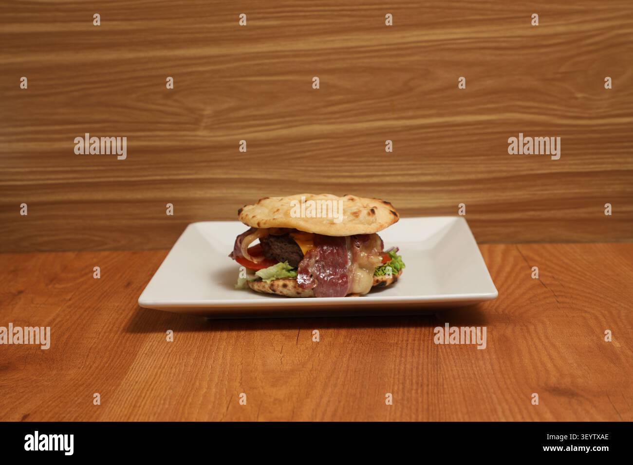 UN Mini Burger EST posé sur une assiette. Stockfoto