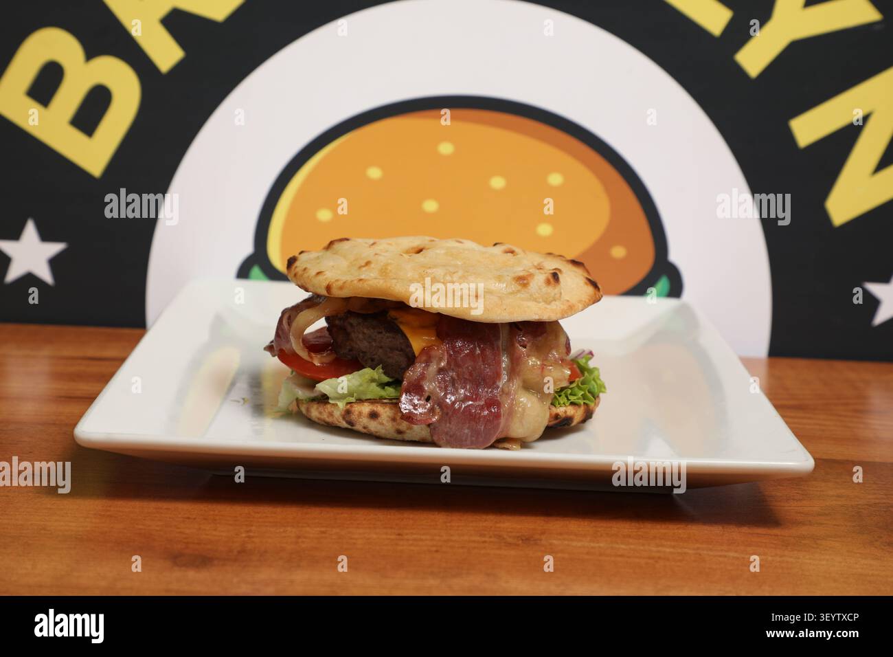 UN Mini Burger EST Servi sur une assiette. Stockfoto