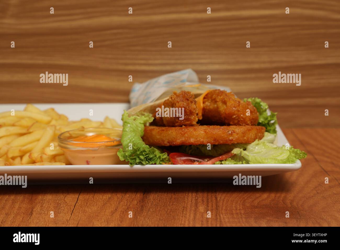 UN Mini Burger avec des frites EST sur une Table. Stockfoto