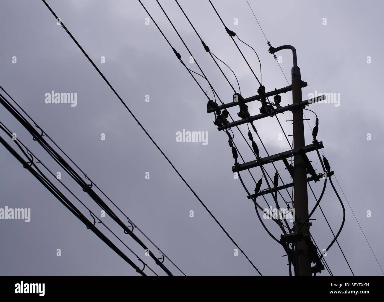 Oberleitungen und ein Strommast im Mullae Artist Village, Südkorea. Stockfoto