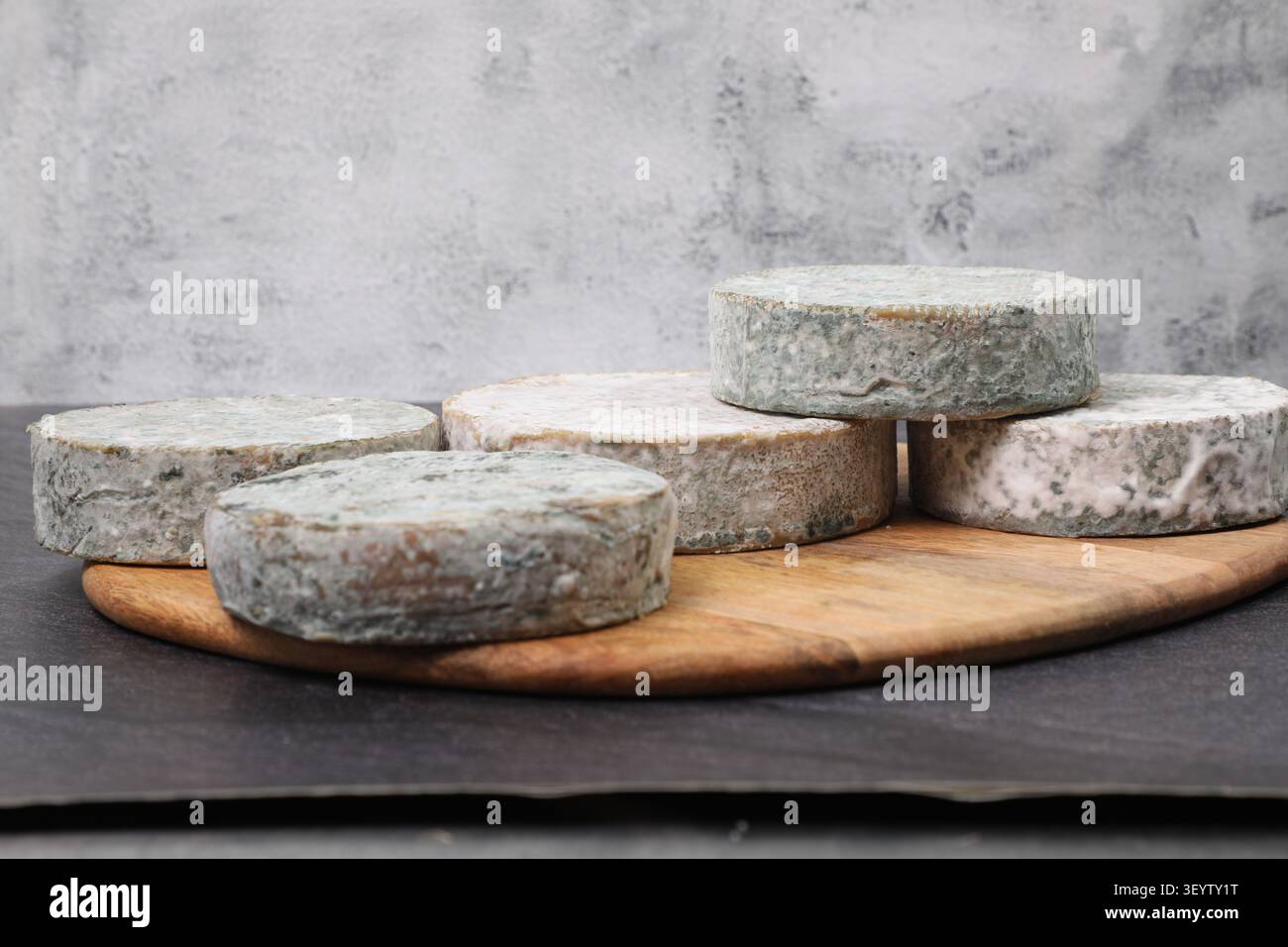 Des fromages vegan sont exposés sur une planche. Stockfoto