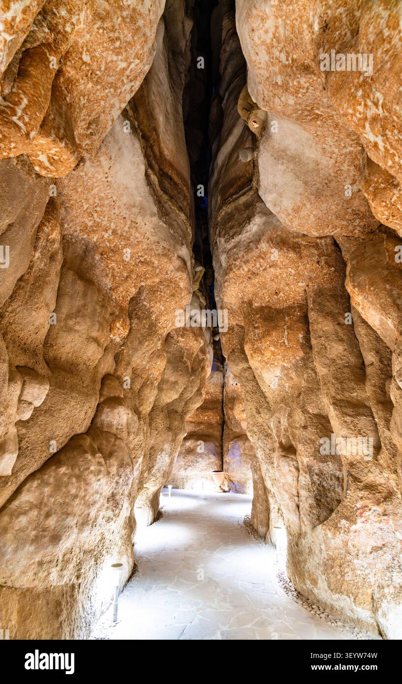 Ein Blick in die Höhle des Landes der Zivilisationen am Berg Al Qarah in Al Ahsa, Saudi-Arabien. Stockfoto