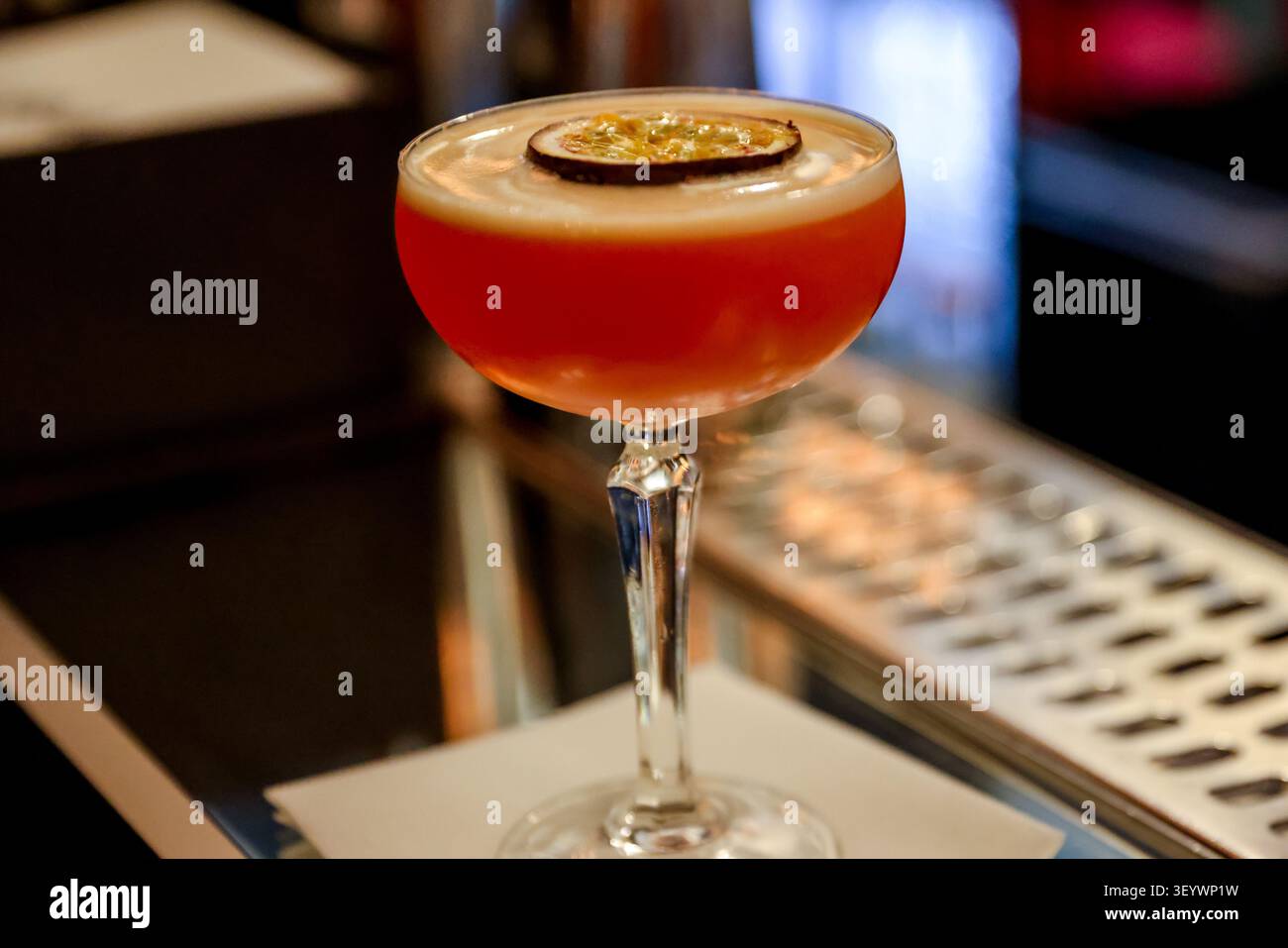 Mit Passionsfrucht garnierter Cocktail im House of Bols Cocktail Experience in Amsterdam, Niederlande. Stockfoto