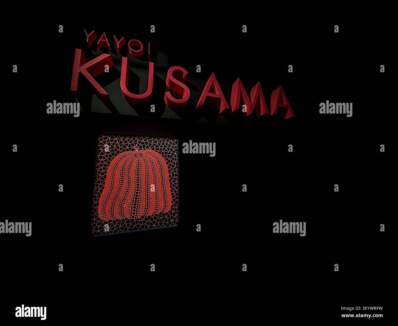 Ausstellungszeichen von Yayoi Kusama mit gepunktetem Kürbismotiv im Moco-Museum in Amsterdam, Niederlande. Stockfoto