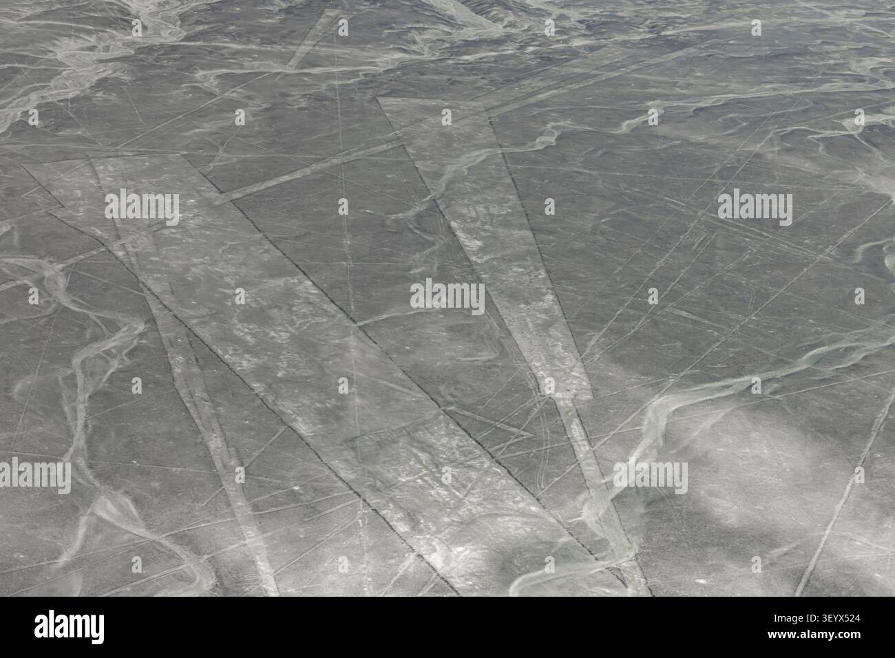 Luftaufnahme der geometrischen Wüstenlinien und der alten Geoglyphenmuster der berühmten Nazca-Linien im Süden Perus Stockfoto