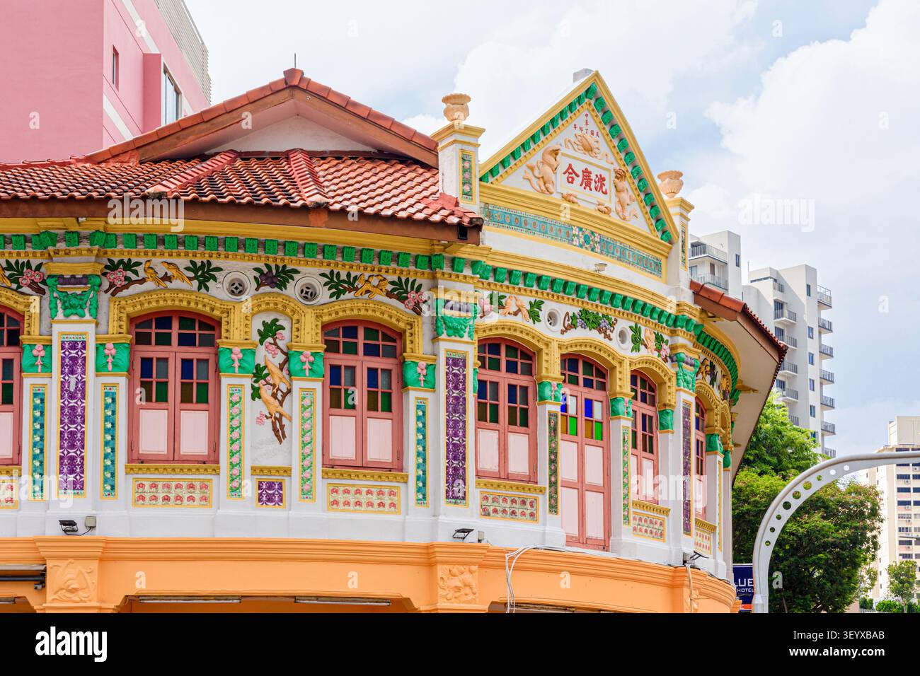 Reich verzierte, farbenfrohe SIM Kwong Ho Shophouses im Stil des chinesischen Barocks, Balestier Rd, Novena, Singapur Stockfoto