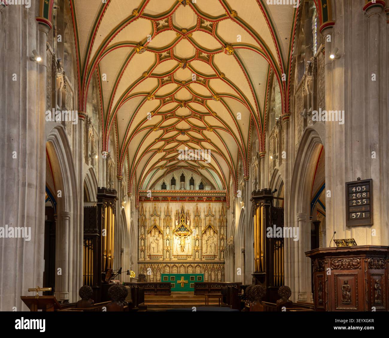 Deckengewölbe mit Fächergewölbe, Blick auf Altar-Reredos, Church of Saint Mary, Ottery St. Mary, Devon, England, Großbritannien Stockfoto