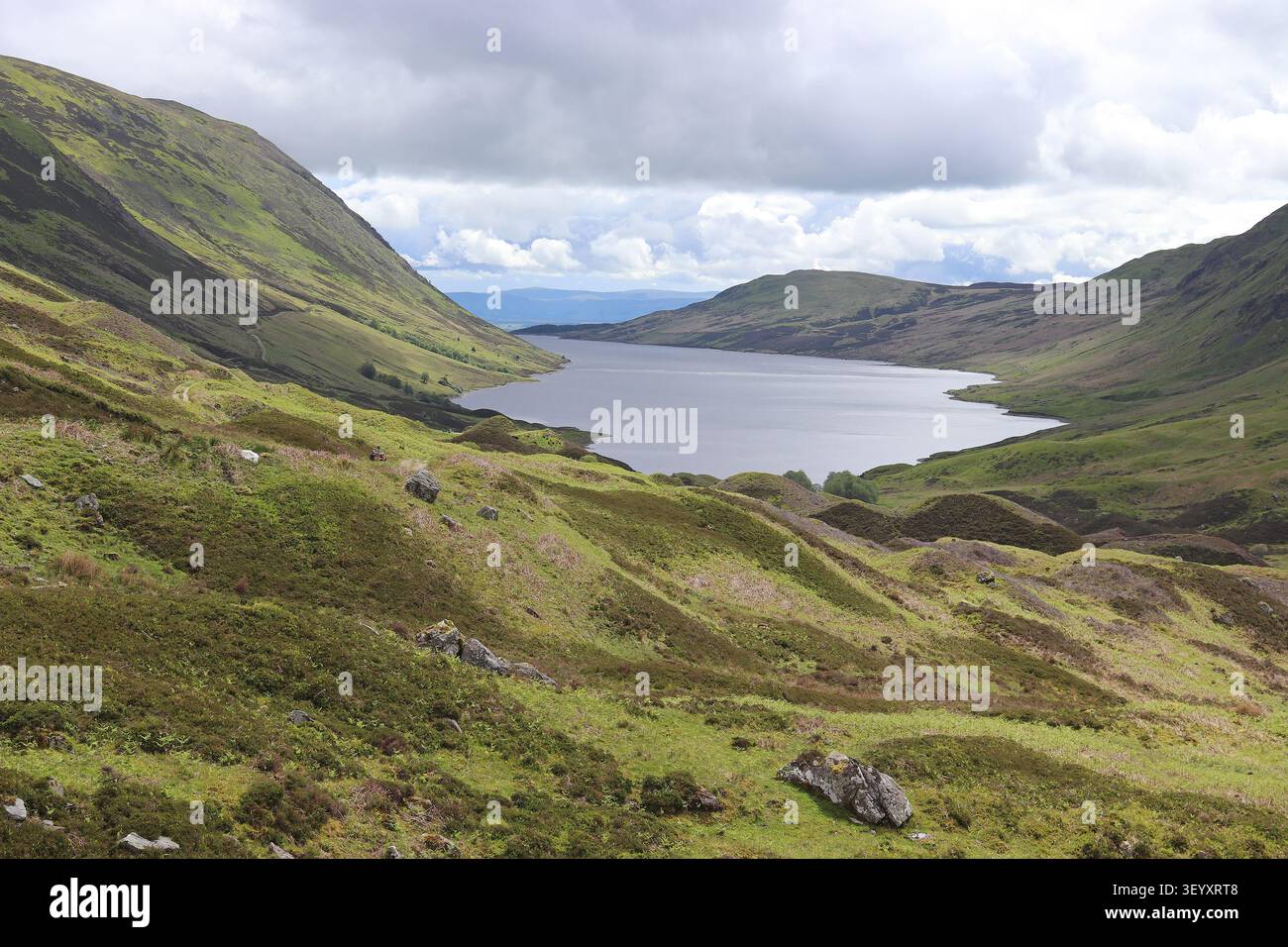 Glen Turret mit Loch Turret, ein U-förmiges Gletchertal, mit Drumlins und Moräne im Vordergrund. Crieff, Perthshire Stockfoto