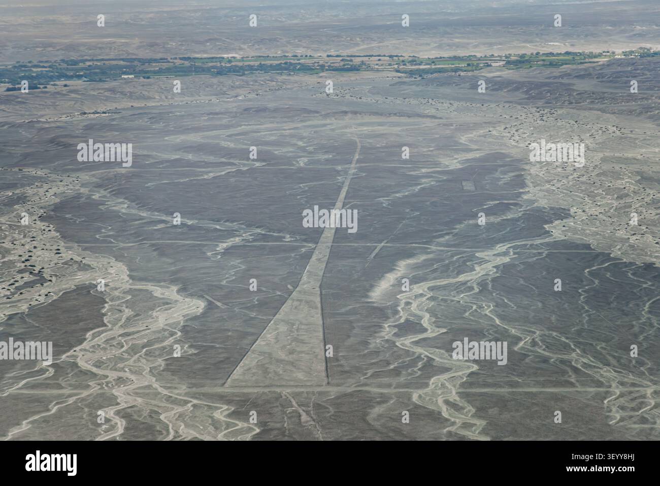 Luftaufnahme der geometrischen Wüstenlinien und der alten Geoglyphenmuster der berühmten Nazca-Linien im Süden Perus Stockfoto
