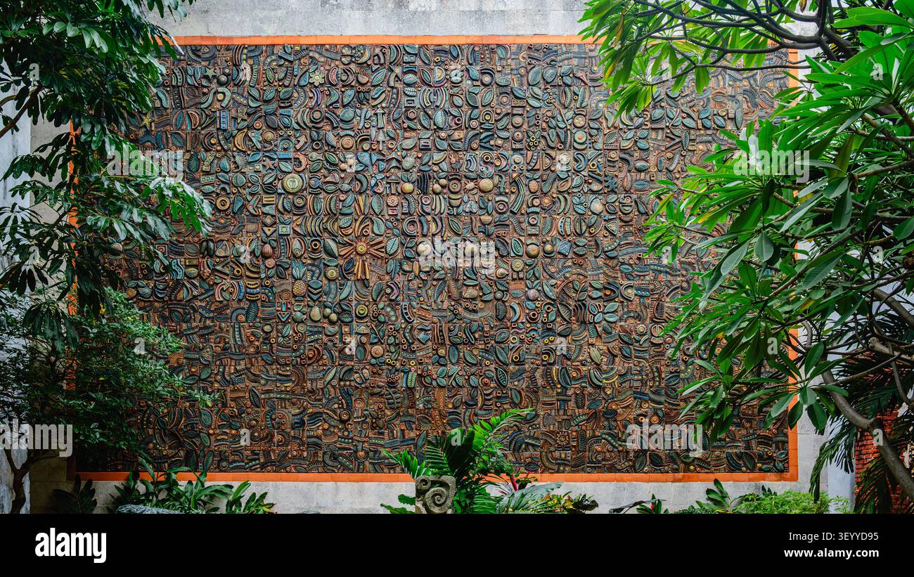 Kuba, Havanna, Stadtzentrum. Kunstmuseum Ein dekoratives Reliefgemälde im Freien und eingerahmt von üppiger Vegetation. Stockfoto