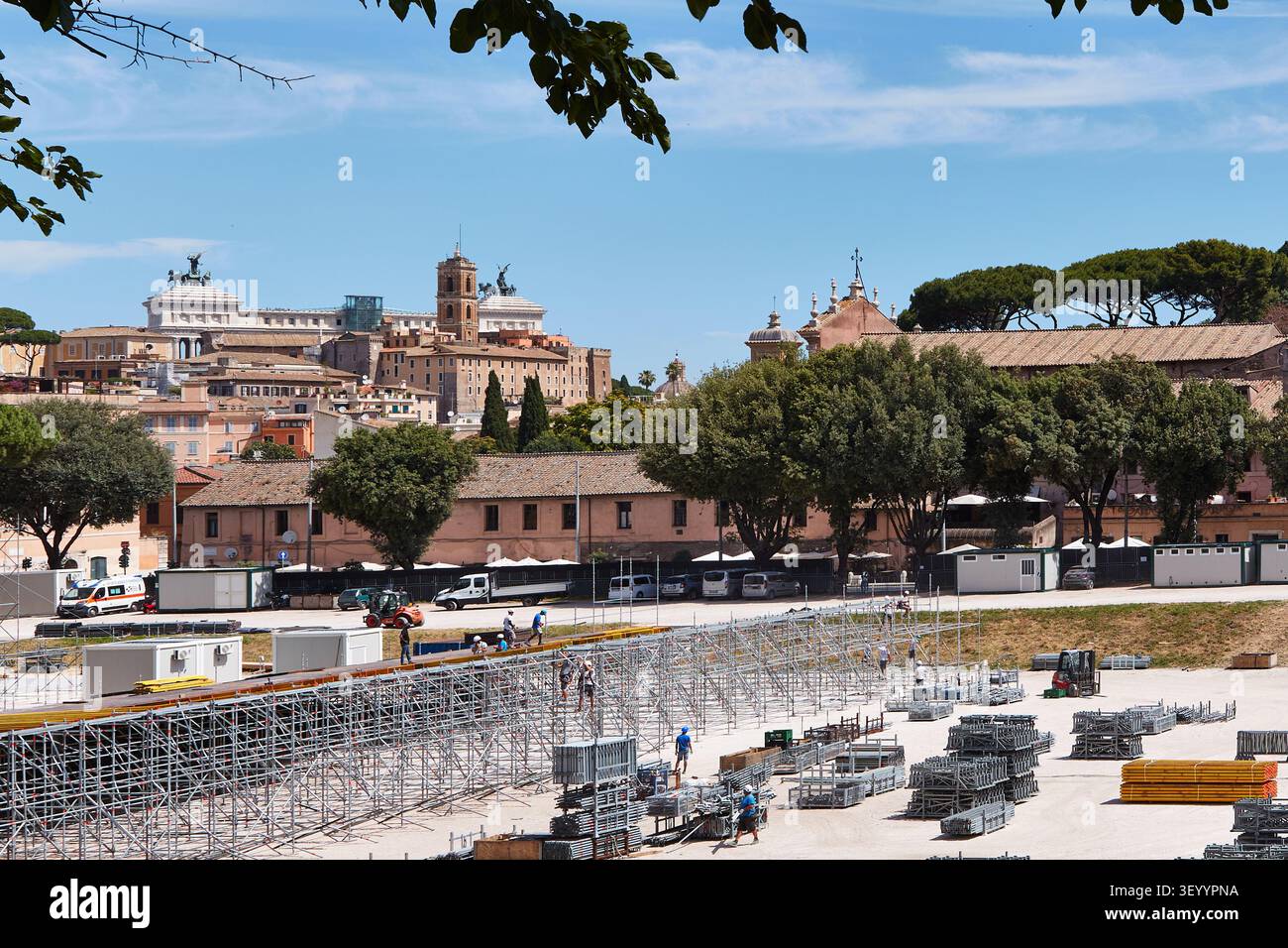 Rom, Italien - 16. Juli 2026: Blick auf den Circus Maximus mit Gerüsten und Baumaterialien, mit Palatin und historischer Architektur Stockfoto