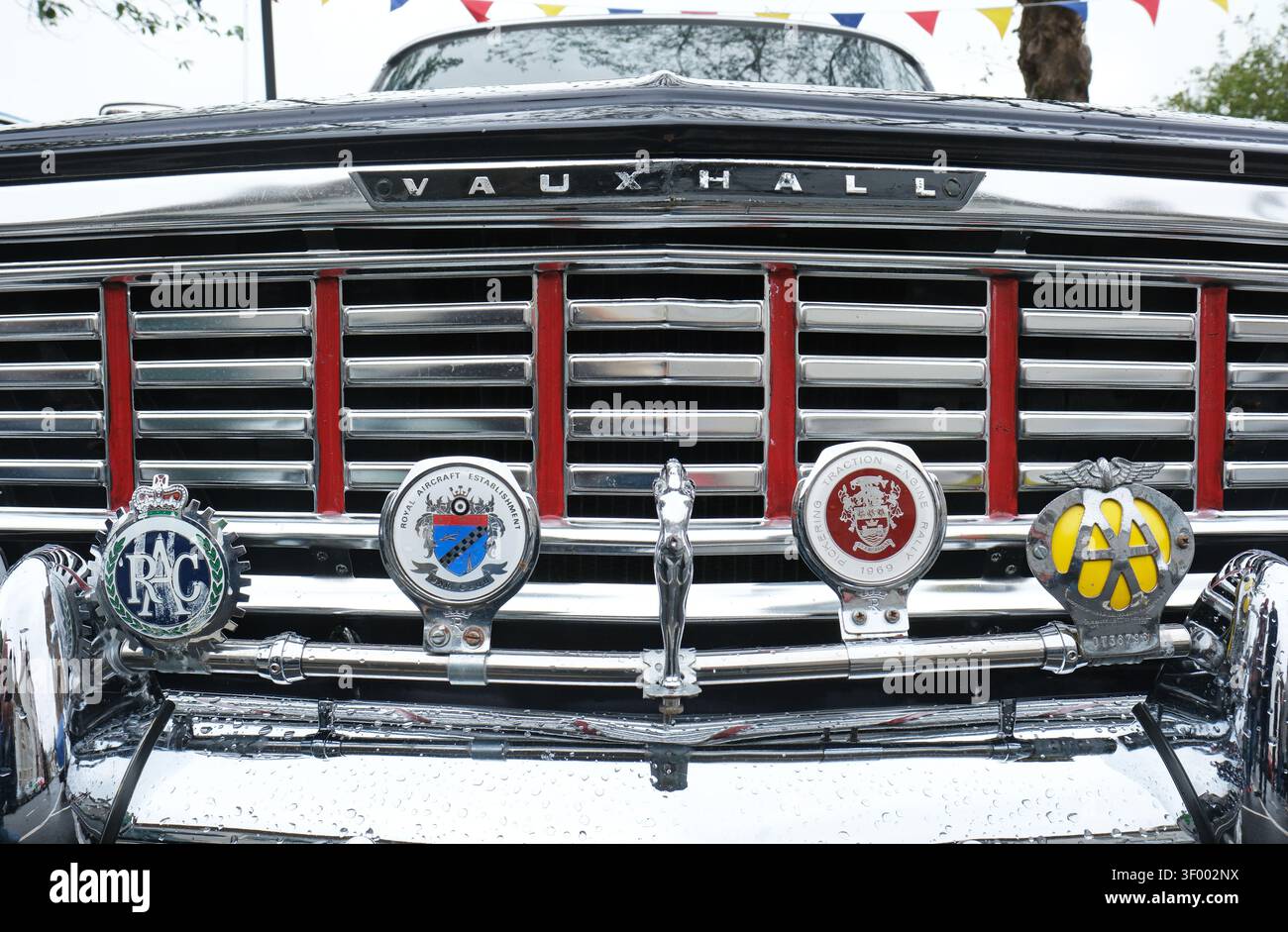 Vauxhall-Auto-Frontgrill mit Emblemen, gebaut in den 1960er Jahren Stockfoto