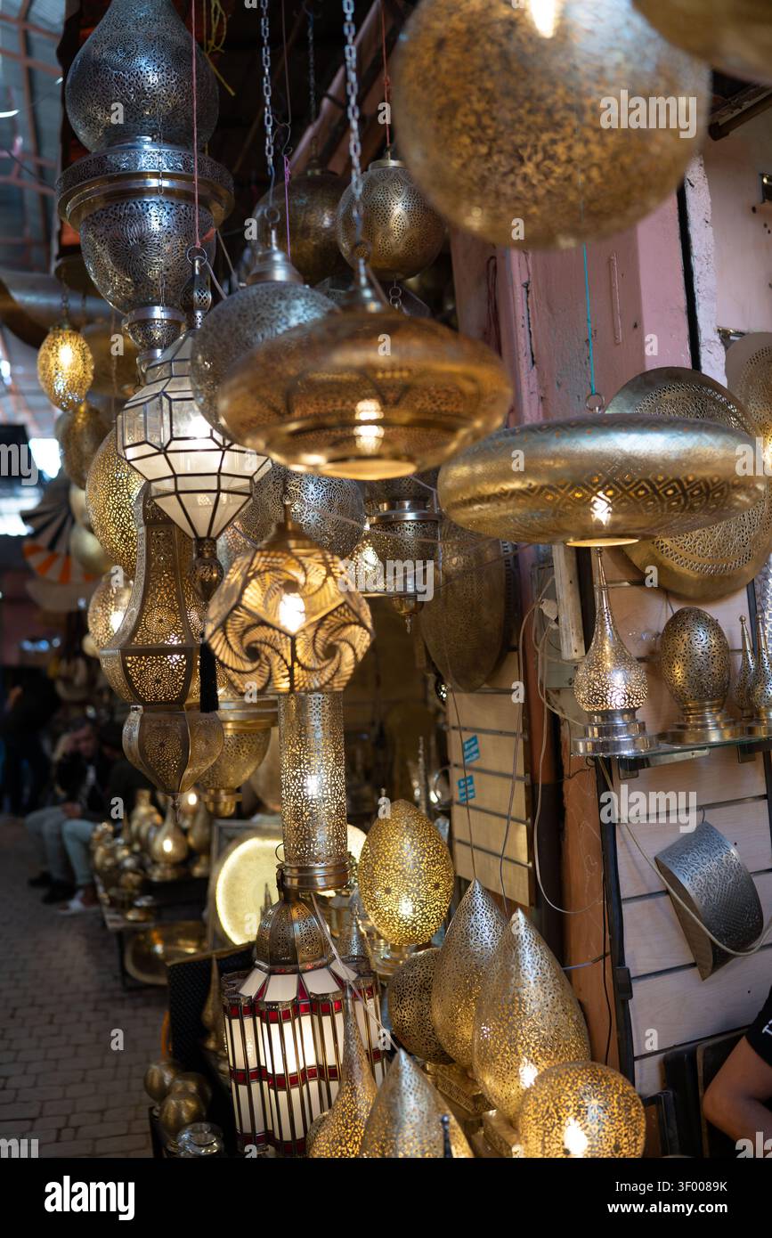 Ein detailreiches Foto auf Augenhöhe, das einen überfüllten orientalischen Marktstand mit leuchtenden kupfernen Teekannen, Messinglampen, Tajine-Töpfen und handgefertigten m festmacht Stockfoto
