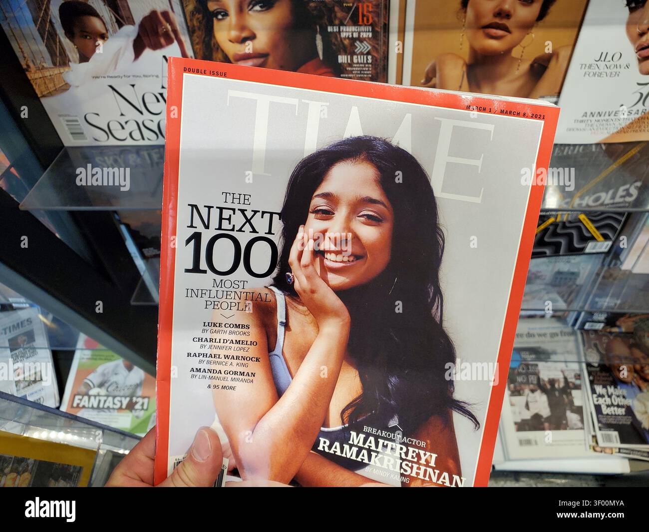 CHICAGO, IL, USA - 15. JULI 2021: Eine Ausgabe des TIME-Magazins wird auf einem Rack ausgestellt, in der die Ausgabe „The Next 100 Most Influential People“ hervorgehoben wird. Th Stockfoto