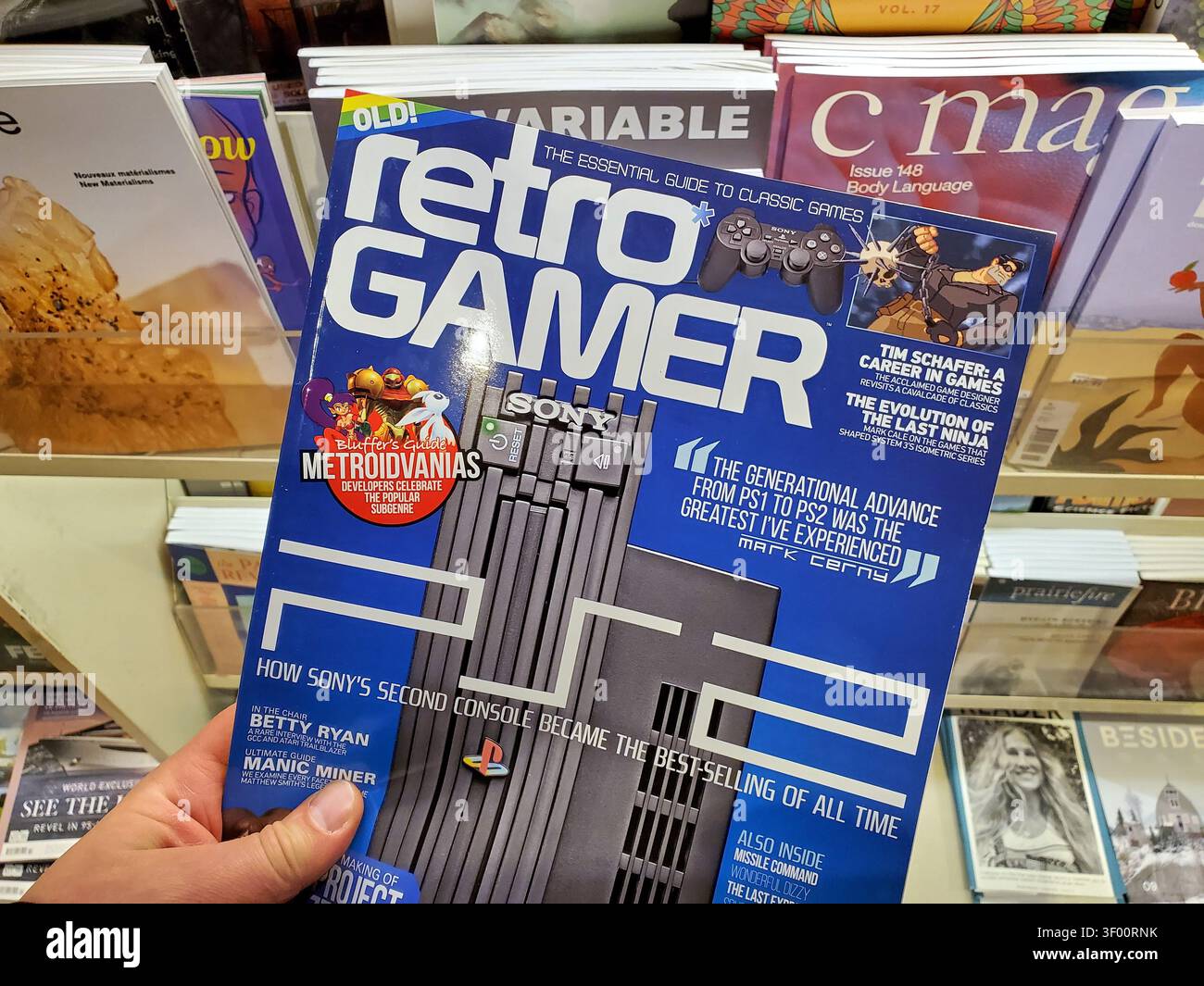 CHICAGO, IL, USA – 15. JULI 2021: Eine Person hält in einem Geschäft ein „Retro-GAMER“-Magazin und zeigt das blaue Cover. Das Magazin Co Stockfoto