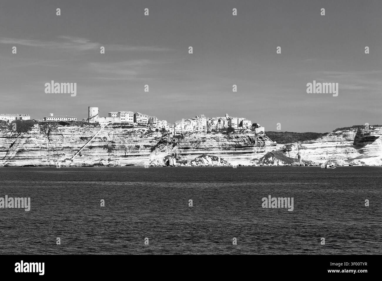 Obere Stadt mit den Stufen des Königs von Aragon auf Kreidefelsen, Südspitze von Korsika, Mittelmeer, monochrome, Bonifacio, Korsika, Frankreich Stockfoto