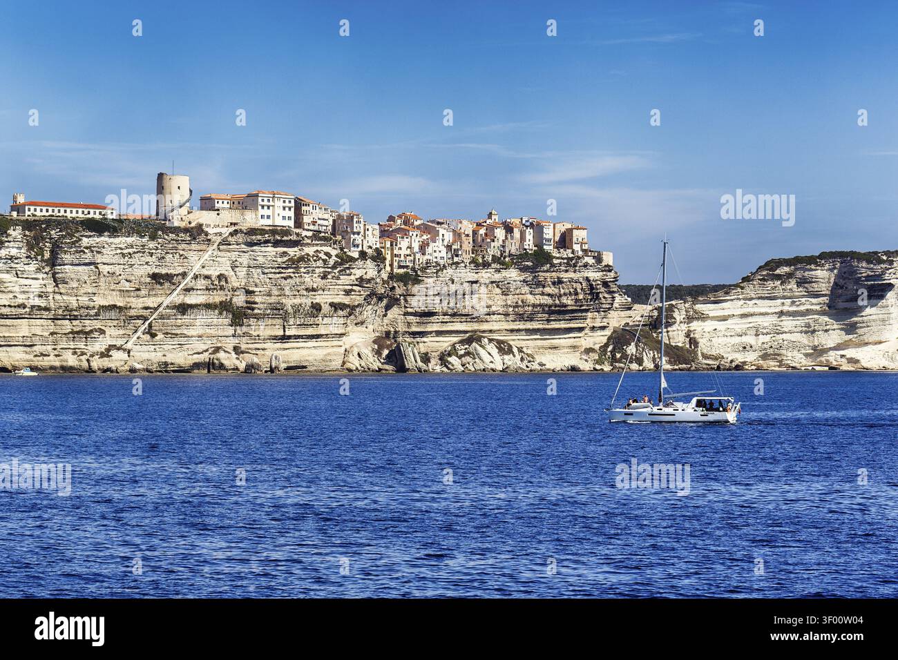 Obere Stadt mit den Stufen des Königs von Aragon auf weißen Kreidefelsen, Südspitze von Korsika, Mittelmeer, Bonifacio, Korsika, Frankreich Stockfoto