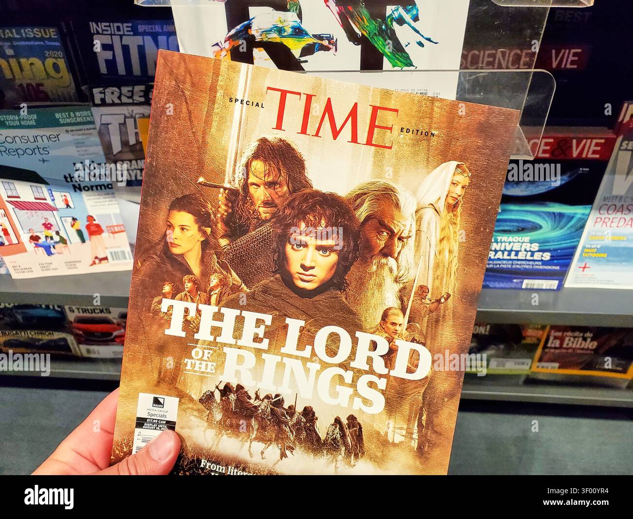CHICAGO, IL, USA - 15. JULI 2021: Eine Person hält eine TIME Special Edition Magazin zum Thema „der Herr der Ringe“ in einem Buchladen. Die Abdeckung wird angezeigt Stockfoto