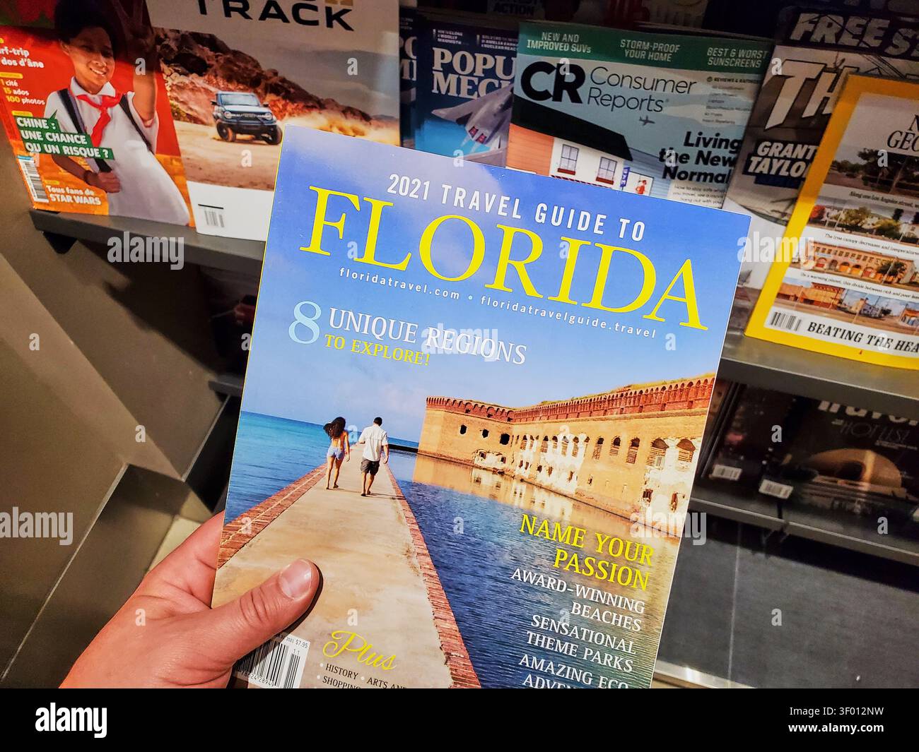 CHICAGO, IL, USA - 15. JULI 2021: Eine Person hält ein Magazin für Reiseführer für Florida aus dem Jahr 2021 mit einem Cover mit hellgelbem Text und einem szenischen Bild Stockfoto