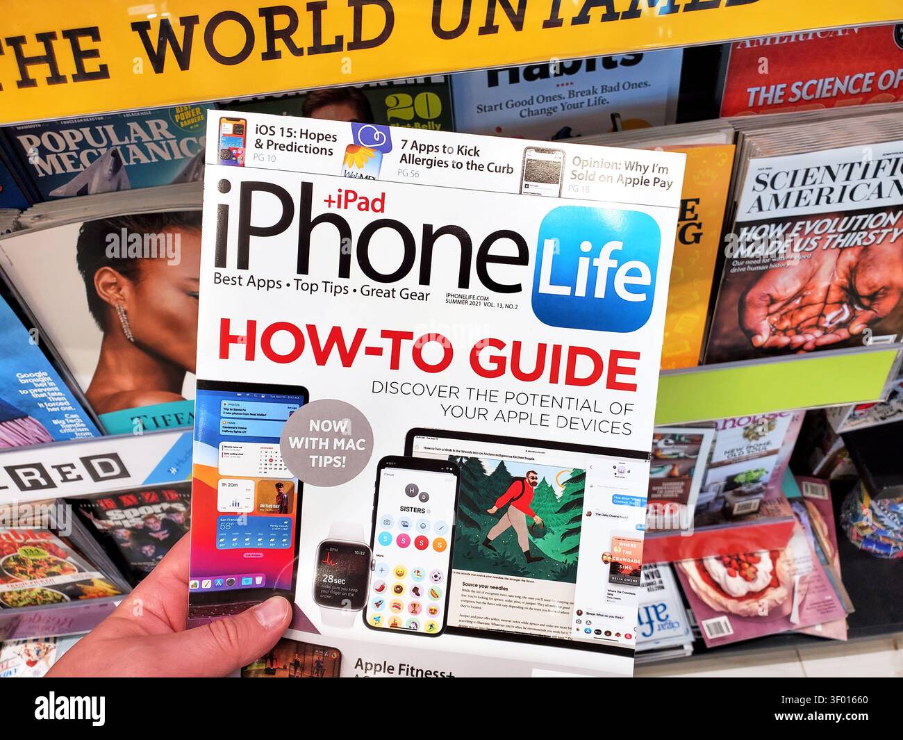 CHICAGO, IL, USA - 15. JULI 2021: Eine Hand hält das iPhone Life Magazin von einem Ladendisplay in Chicago. Das Cover zeigt eine Anleitung für Apple Stockfoto