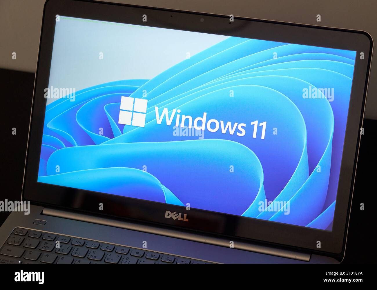 CHICAGO, IL, USA – 15. JULI 2021: Ein Dell-Laptop zeigt den Startbildschirm von Windows 11 an. Auf dem Laptop-Bildschirm wird das neue Windows 11-Logo angezeigt Stockfoto