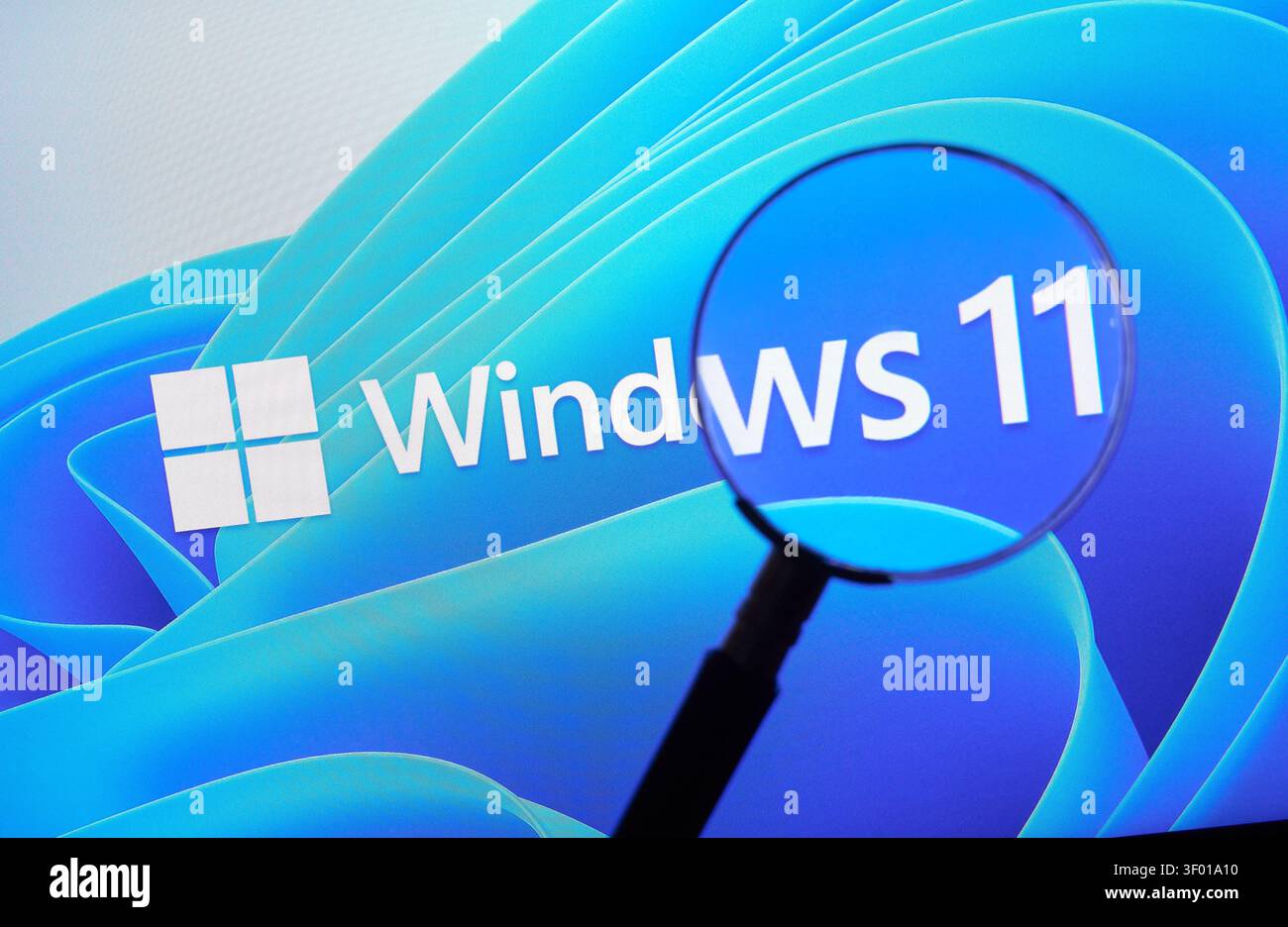 CHICAGO, IL, USA – 15. JULI 2021: Das Windows 11-Logo und der Text werden auf einem Bildschirm mit einem blauen abstrakten Hintergrund deutlich sichtbar angezeigt. Der Bildschirm Stockfoto