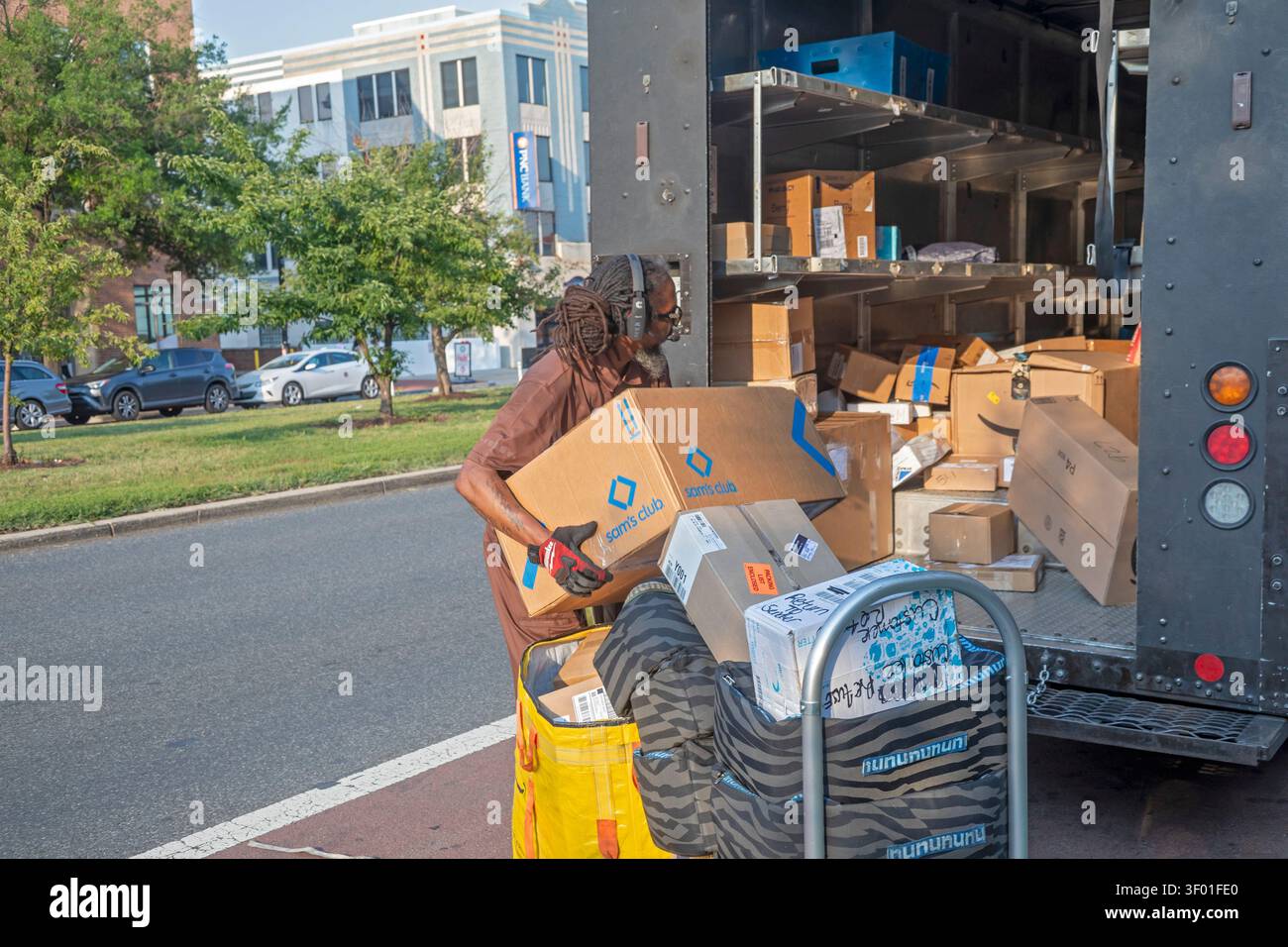 Washington, DC - Ein Fahrer des United Parcel Service lädt Pakete, die er abgeholt hat, in seinen Truck auf der Pennsylvania Avenue, ein paar Blocks von der US-Hauptstadt entfernt Stockfoto