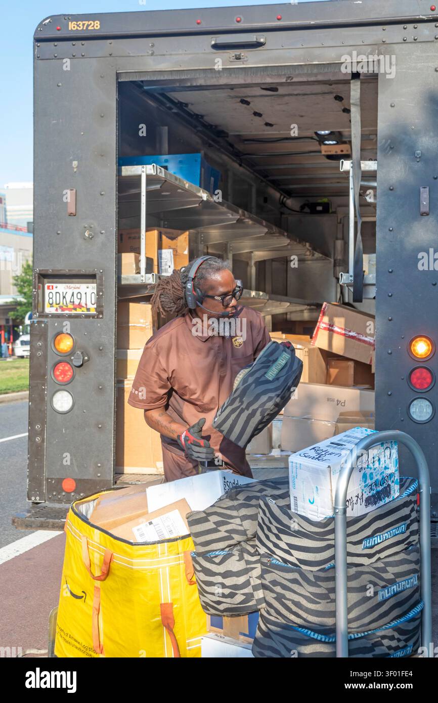 Washington, DC - Ein Fahrer des United Parcel Service lädt Pakete, die er abgeholt hat, in seinen Truck auf der Pennsylvania Avenue, ein paar Blocks von der US-Hauptstadt entfernt Stockfoto