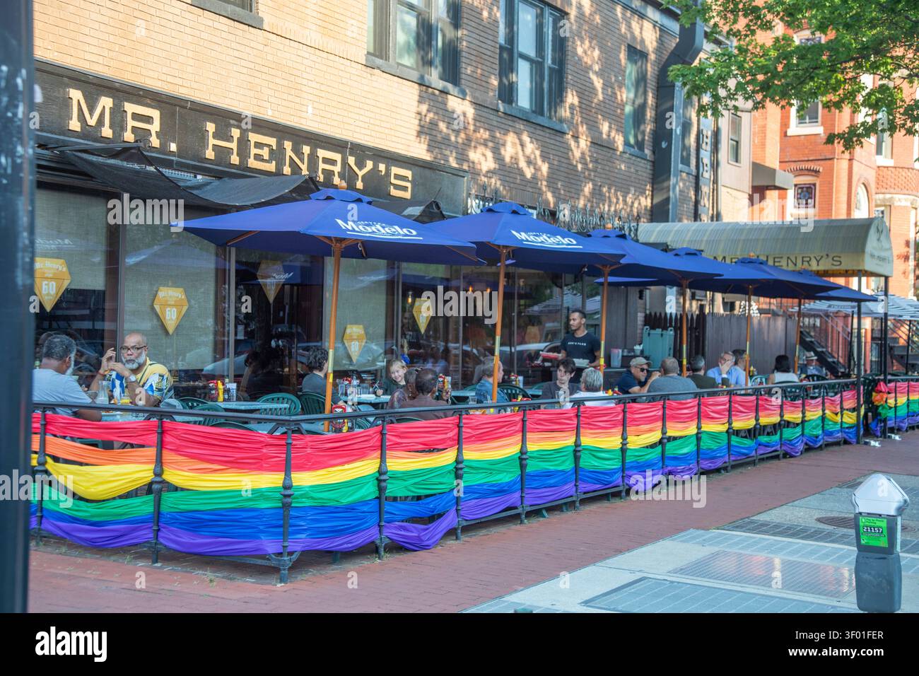 Washington, DC - Rainbow Streamers umgeben Mr. Henrys Restaurant an der Pennsylvania Avenue, nur wenige Blocks von der US-Hauptstadt entfernt. Mr. Henrys war da Stockfoto