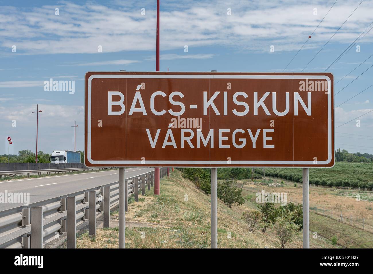 Ein Straßenschild des Komitats Bacs-Kiskun steht nahe der Pentele-Brücke. Stockfoto