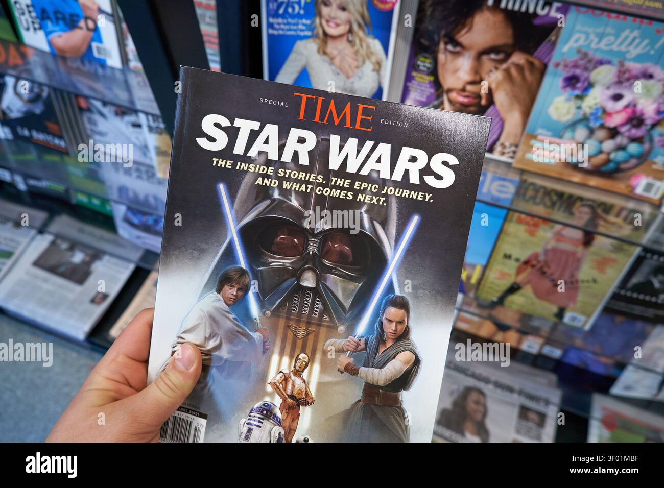 CHICAGO, IL, USA - 03. MÄRZ 2021: A Person hält ein TIME Special Edition Magazin mit Star Wars an einem Zeitungskiosk. Auf dem Cover ist das legendäre Chara zu sehen Stockfoto