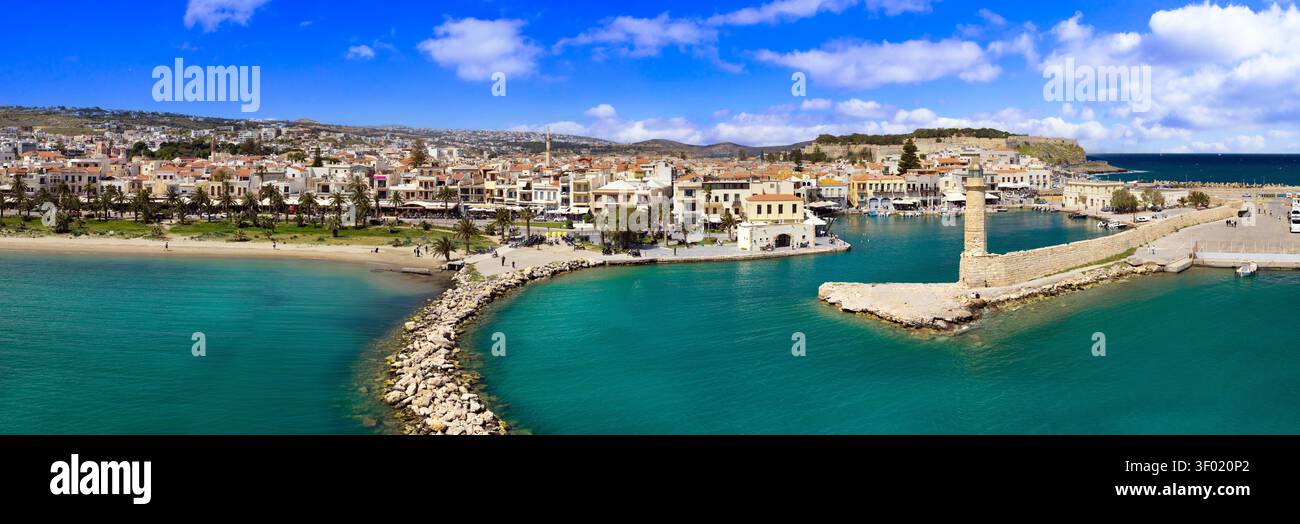 Rethymno Kreta Griechenland Luftdrohne 18 km Panorama des venezianischen Leuchtturms. Skyline der Altstadt mit pinkfarbenen Kuppeln, Kirche und Moschee-Minarett im Hintergrund. Sein Stockfoto