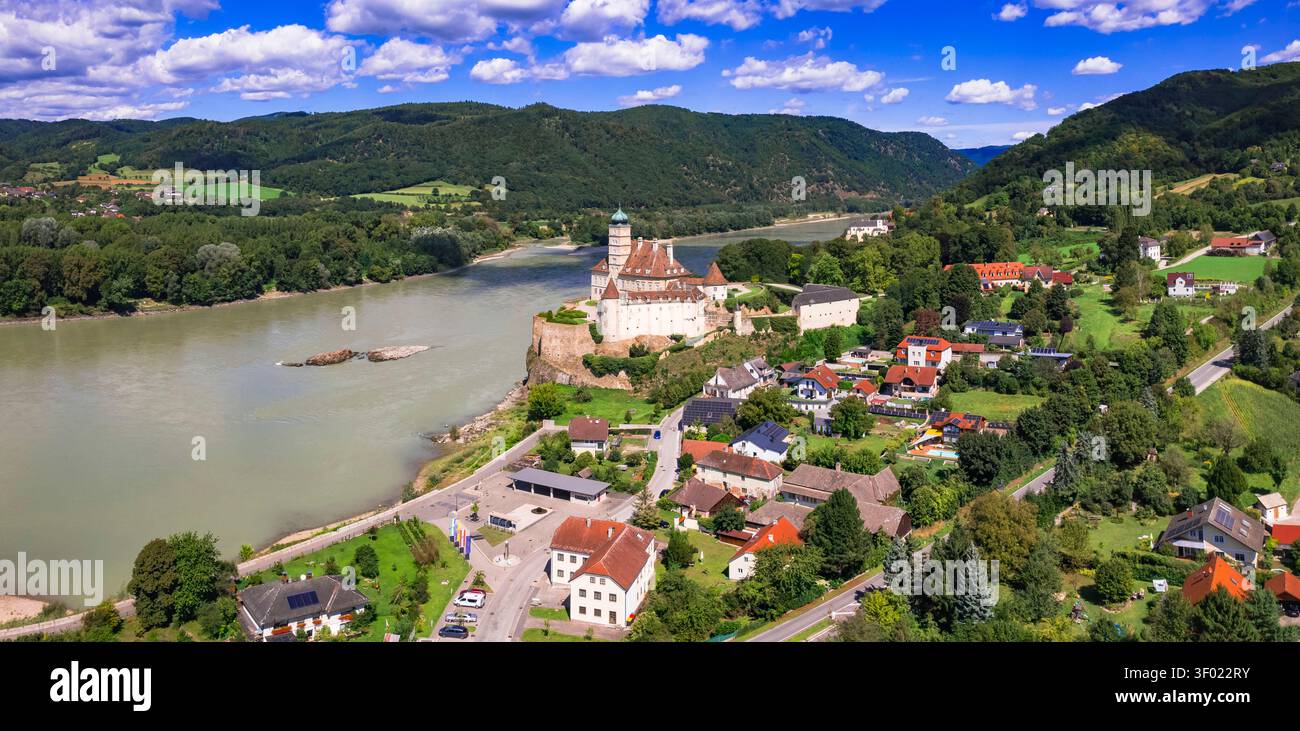 Schloss Schonbühel Drone Blick auf die Donau hoch oben auf der Felsklippe Wachau Tal Österreich mittelalterliche Festung Dorf Landschaft Kreuzfahrt Schiff Wasserfall Stockfoto