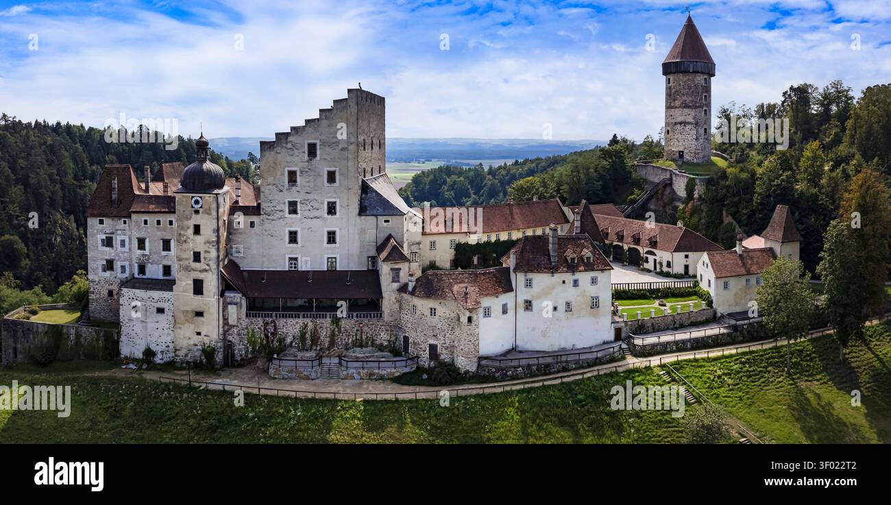 Burg Clam Austria Panoramablick auf die mittelalterliche Burg in Oberösterreich. Historische Schlossfestung auf grüner Hügellandschaft für Kunstdrucke aus aller Welt Stockfoto