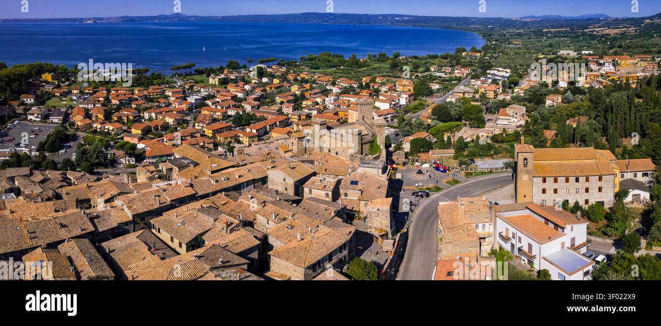 Panoramablick auf Bolsena Stadt mit mittelalterlicher Burg, alter Kirche und vulkanischem See, Latium, Italien Ultra hochauflösendes Foto von oben. Welt prin Stockfoto
