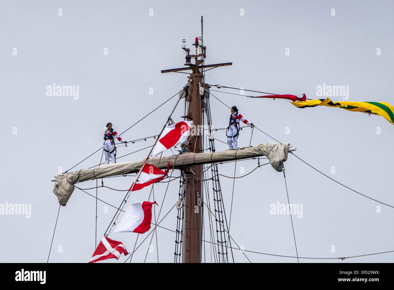Norfolk Virginia - 19. Juni 2026: Peruanische Segler auf der Spitze eines hohen Schiffsmasts beim Norfolk Harborfest Stockfoto