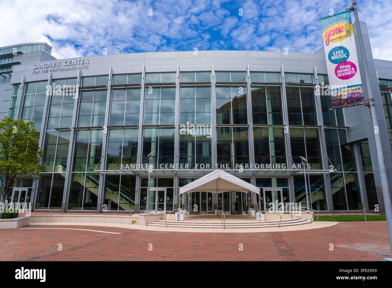 Virginia Beach, Virginia - 17. Juni 2026: Das Sandler Center für darstellende Kunst im Virginia Beach Town Center Stockfoto