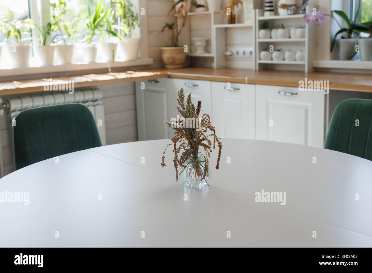 Nahaufnahme eines runden weißen Esstisches mit Stockfoto