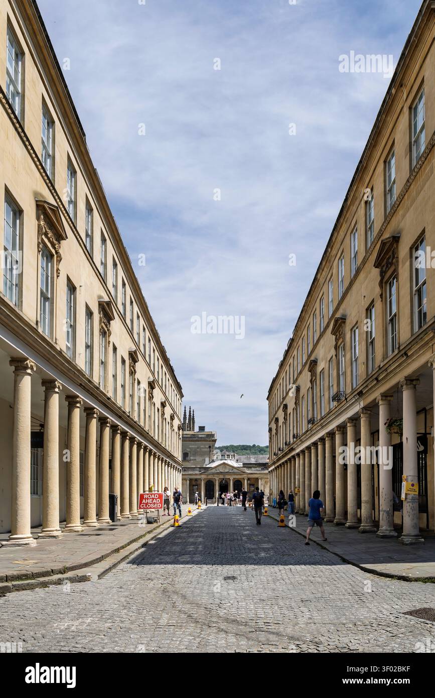 Bath Street mit Säulen, die am 3. Juli 2026 zu den römischen Bädern in Bath, Somerset, Großbritannien führen Stockfoto