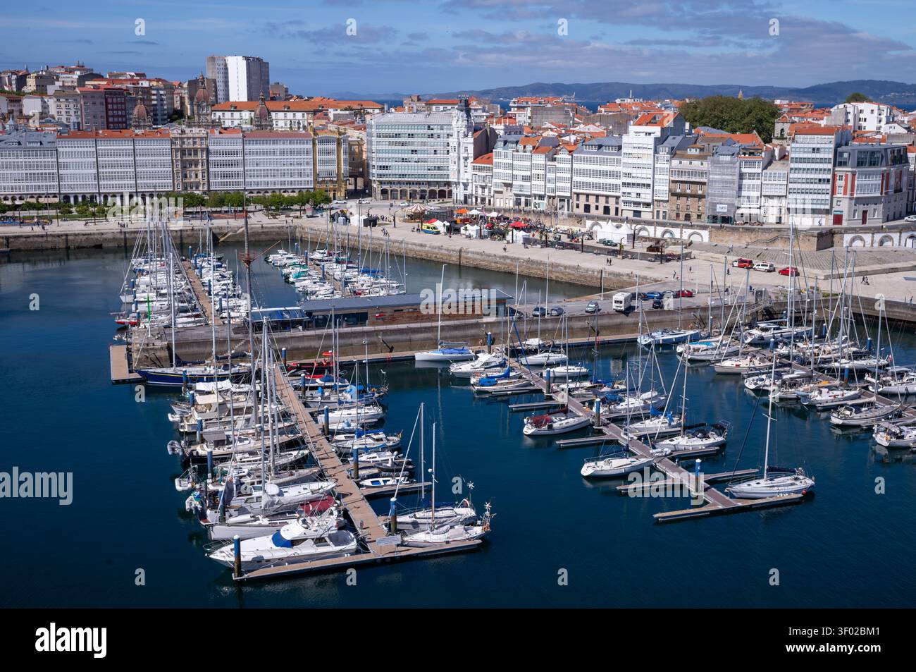Avenida de la Marina in A Coruña in der Region Galicien im Nordwesten Spaniens. Stockfoto