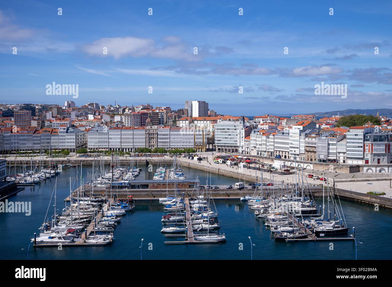 Avenida de la Marina in A Coruña in der Region Galicien im Nordwesten Spaniens. Stockfoto