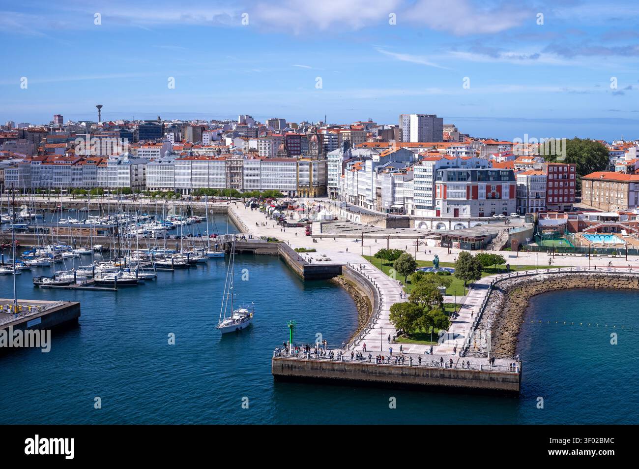Avenida de la Marina in A Coruña in der Region Galicien im Nordwesten Spaniens. Stockfoto